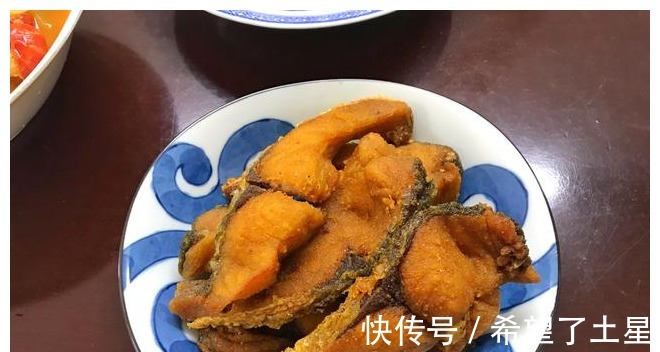 朋友|一家三口的假期晚餐，四菜一汤，简单不将就，朋友真会享受！