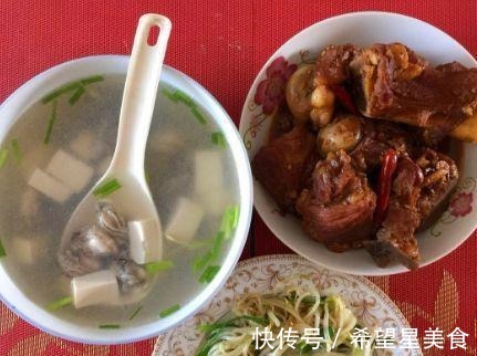 上班前老婆说晚上吃大餐,我午饭都没吃,看到饭菜无语直流眼泪!