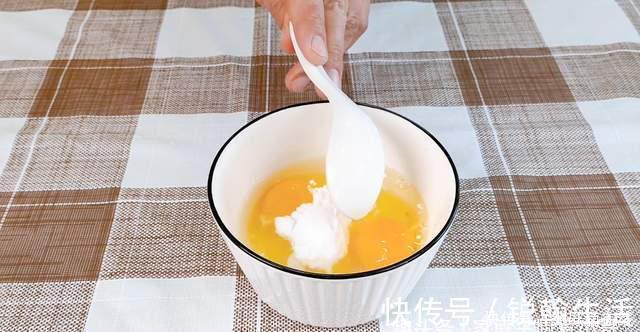 冬天这样吃菠菜,比红烧肉还下饭,加上两个鸡蛋,10分钟就上桌