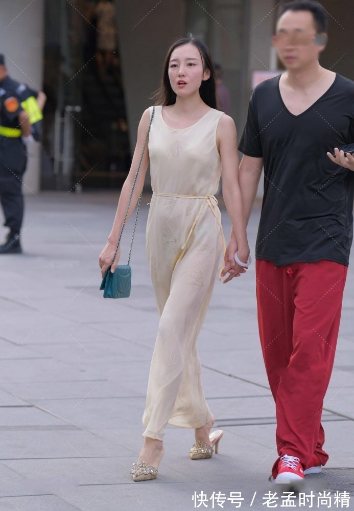 街拍|美女街拍:很优雅的气质美女,随和但不随便,总感觉像是在温柔的对我微笑