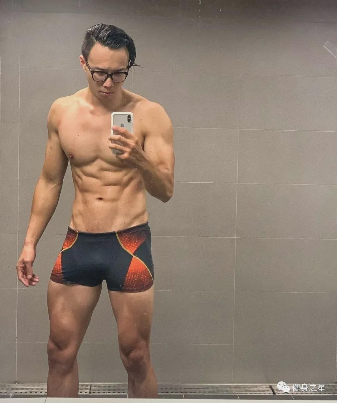 超硬核眼镜|超硬核眼镜小哥秀肌肉，筋肉身材太生猛了！