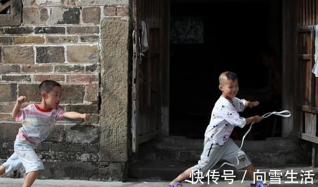 孩子|“孩子喝你口饮料能咋的”奶奶无理护娃,女孩怒怼我有肺结核