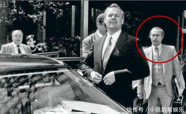 提包|普京年轻时给领导提包的老照片,第四张估计你看不出他到底在干啥