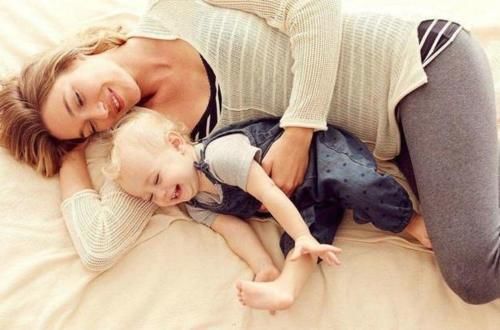 小脚丫|孩子不满三岁，别让和奶奶姥姥一起睡觉，三大影响非迷信，很科学