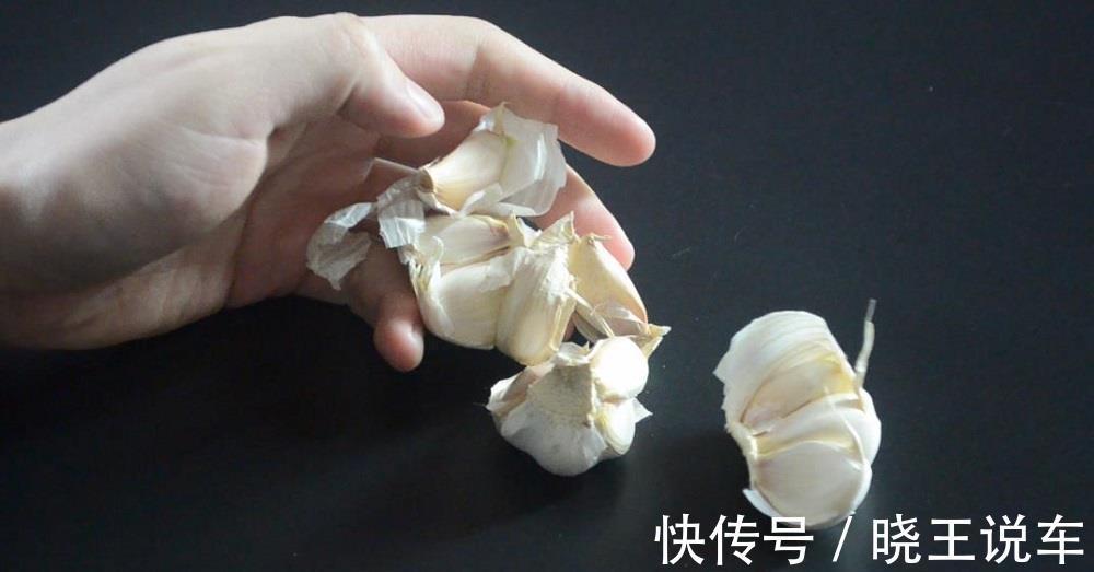 大蒜|才知道,剥大蒜米不刀拍不手抠,只要一个瓶盖,1分钟剥一大碗
