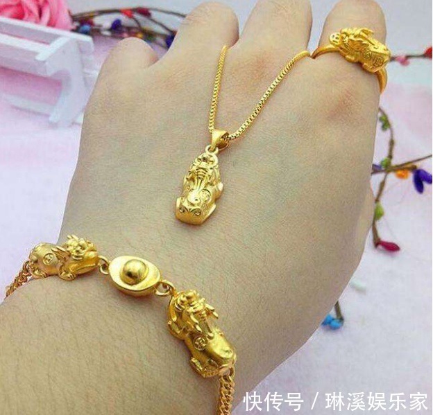 空心 女人买“黄金首饰”,手链还是手镯好会看2点的,都是懂行人