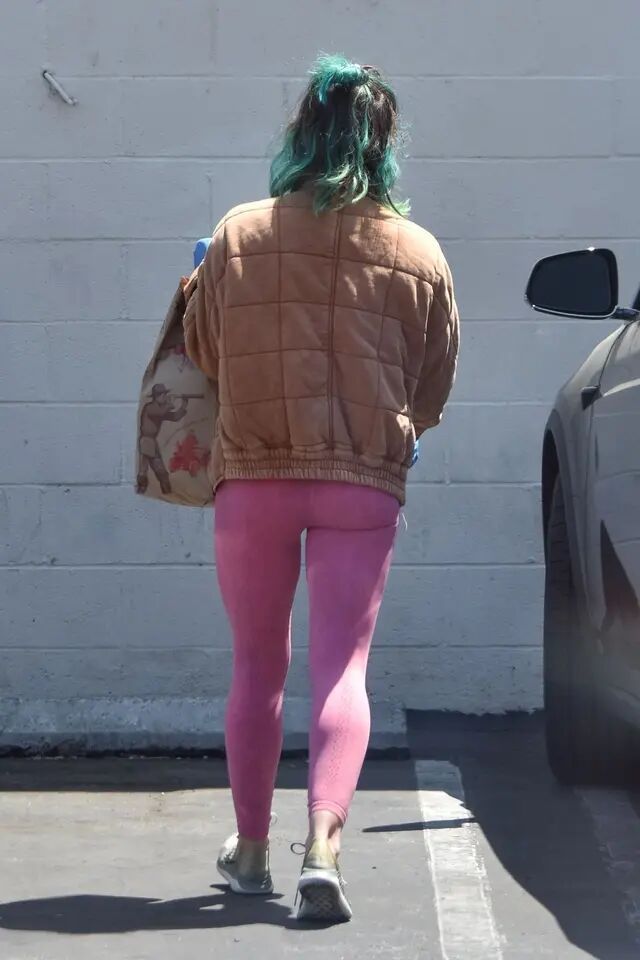 夹克|希拉里·达夫购物,夹克内搭紧身衣,染绿头发很吸睛