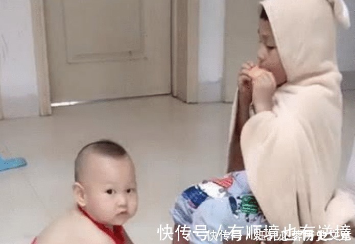 小宝宝|“红肚兜宝宝”伺候哥哥洗脚走红,这也算是全网里混得最差的二胎!