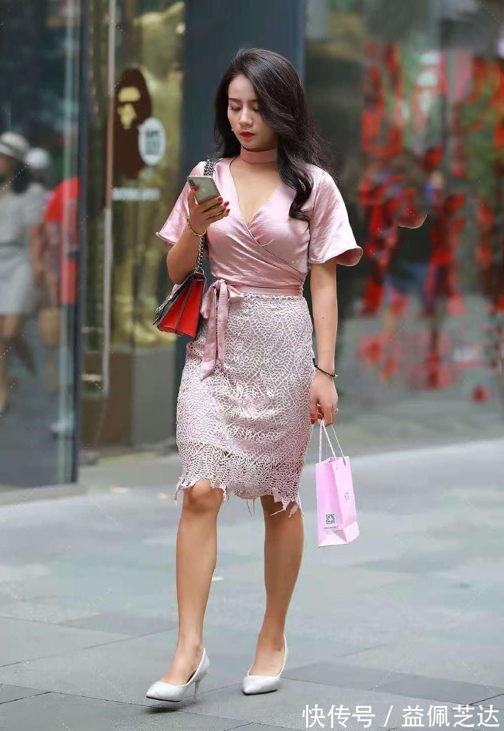 优雅 别把什么都往身上搭,选择一条优雅的粉色拼接裙,低调又有层次感