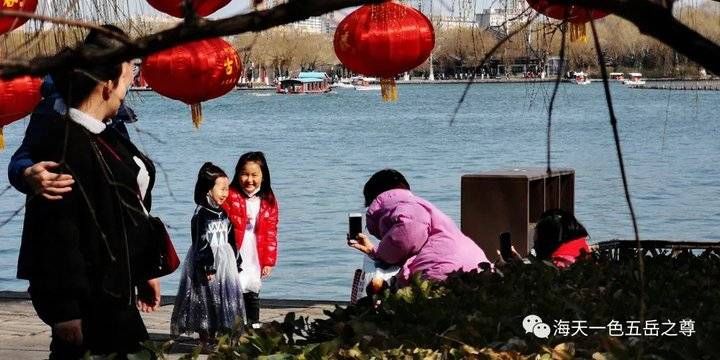 春暖花开，泉城市民逛街赏景乐开怀……