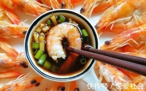 口感|做水煮虾,用热水下锅还是冷水?关键一步做错,难怪虾又老又腥!
