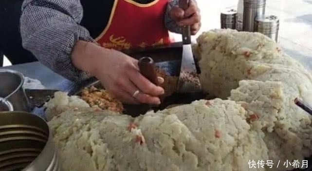 路人|40岁大姐路边摆摊卖“新式炒饭”10元1份,路人都排着队买!
