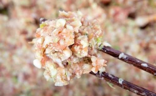 给肉馅去腥,加料酒还是加鸡蛋?分享正确做法,肉馅鲜嫩无腥味