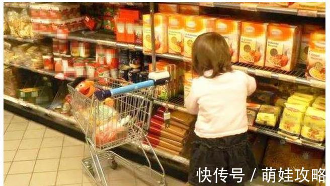 超市|娃在超市拿了一颗葡萄,员工竟破口大骂,母亲的回复让人佩服!