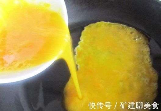 技巧|炒鸡蛋有技巧,最“忌”直接下锅,多做一步,鸡蛋嫩滑不粘锅