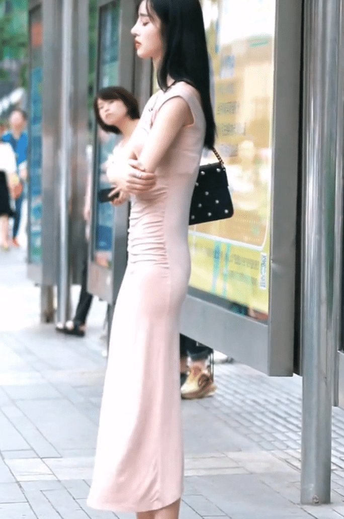 长裙|美女那么好看的包臀长裙,为什么就是不肯穿高跟
