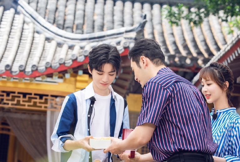 杨紫坐秋千吓到闭眼睛，王俊凯很皮但有分寸，手一直没松开