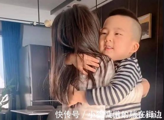 孩子|“暖心”哥哥火了,给妹妹洗脚时突然扎进盆里,满屏都是榴莲味