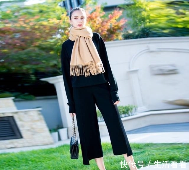 灰色大衣|原来围巾和大衣这么配,让你轻松撩到男神!女人最热爱的就属它了