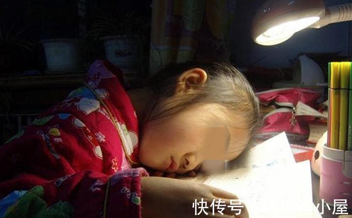 脊柱侧弯|孩子有“恋物癖”,每天摸着毛毯才能睡着?四大坏习惯要及时改正