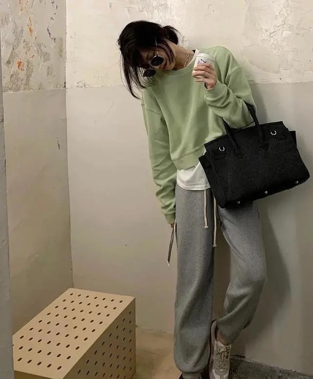 最近流行一种显高穿搭,叫“短卫衣+高腰裤”,小个子照着穿就对