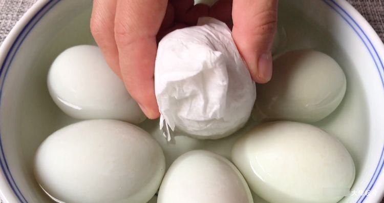 把白酒倒进鸭蛋里，真是厉害了，个个翻沙流油，吃着满嘴留香