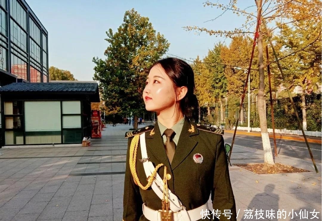 北京“最美”女兵：从985大学参军入伍，如今保研名校，颜值很高