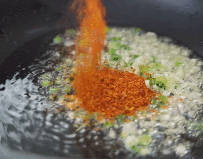 好吃|当小龙虾遇上盖浇饭，好吃到盘子都舔干净了！——小龙虾盖浇饭