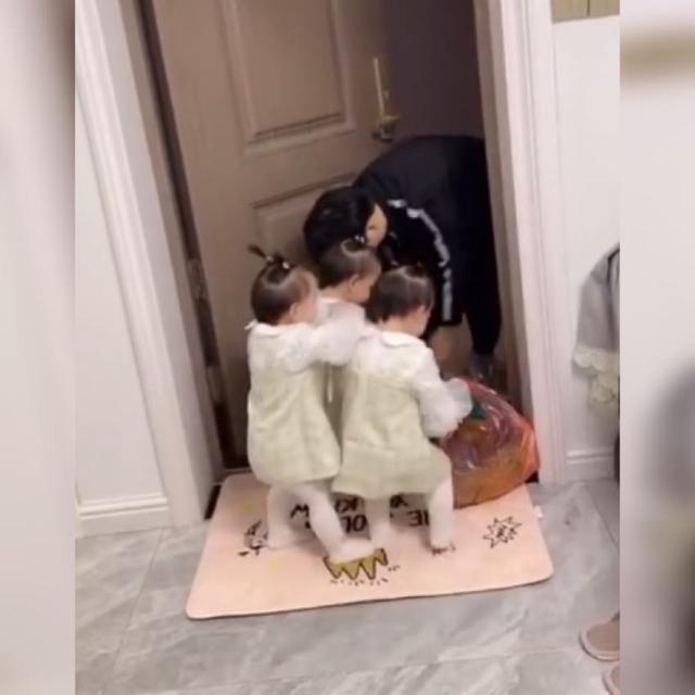 三胞胎|爸爸买菜回来,三胞胎出人意料的举动太暖心,网友:得有多幸福啊