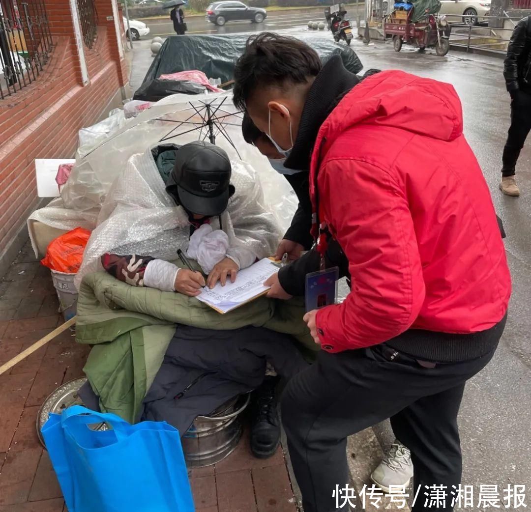 雨花区|冰雪无情 人间有爱丨雨花民政雪夜为流浪乞讨人员送温暖