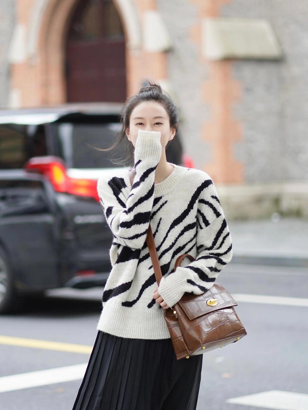 灰绿色 讲真,毛衣才是冬季穿搭的王者单品,柔软舒适又保暖,谁穿都好看