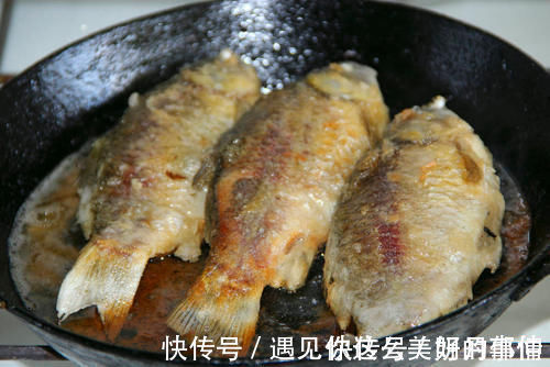 为啥饭店的鲫鱼汤那么好喝？谨记2个窍门，鱼汤鲜美奶白没腥味