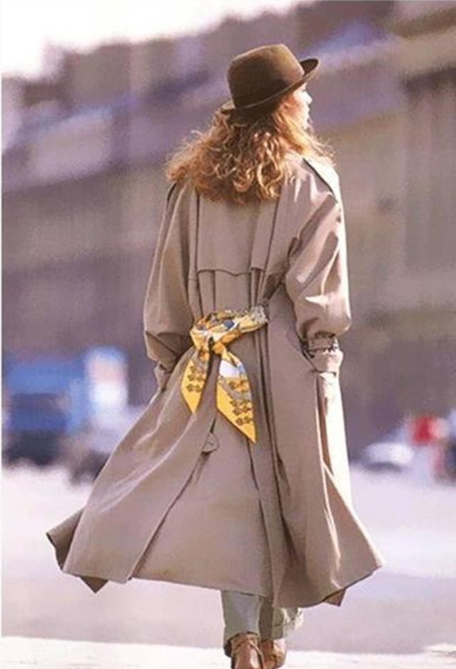 今年丝巾怎么搭配呢这四种个性又时髦的穿法,给你的穿搭加分