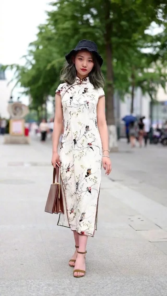 小姐姐|街拍:小姐姐身穿无袖的连衣裙,看上去十分的有质感