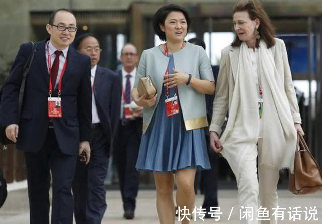 穿搭|潘石屹老婆罕露面,短发配蓝裙气场强大,两口子精英气质还真登对