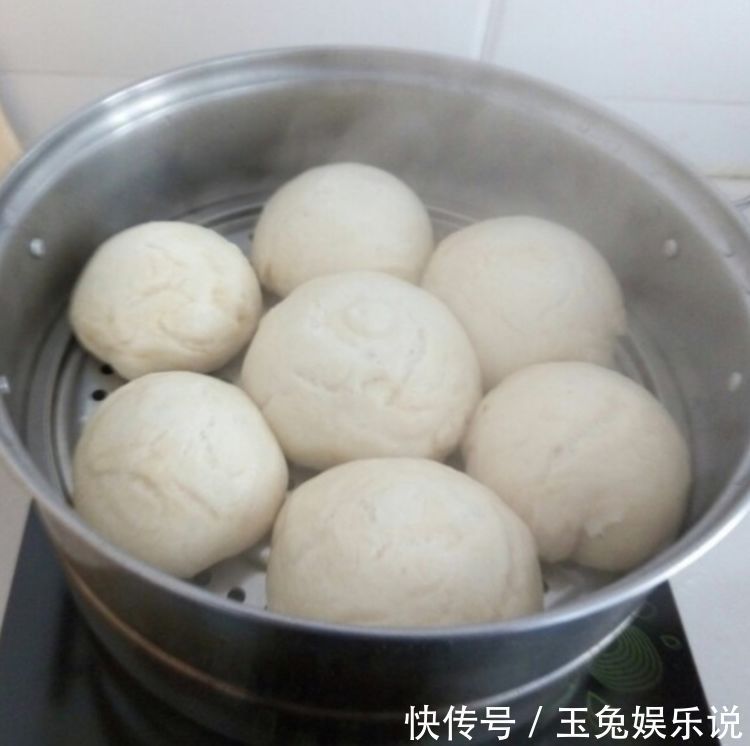 酵母|蒸馒头别再傻傻放酵母，只需加一瓶“饮料”不仅馒头更白，还更香