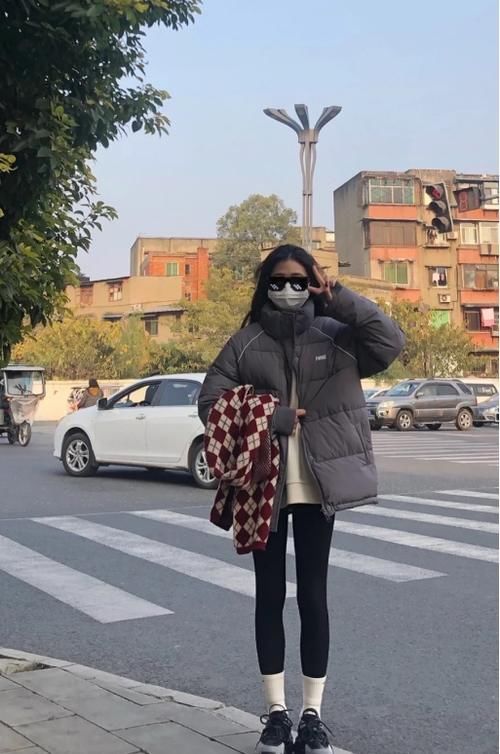 鲨鱼裤＋老爹鞋，今年秋冬超火的穿法，明星都很上头