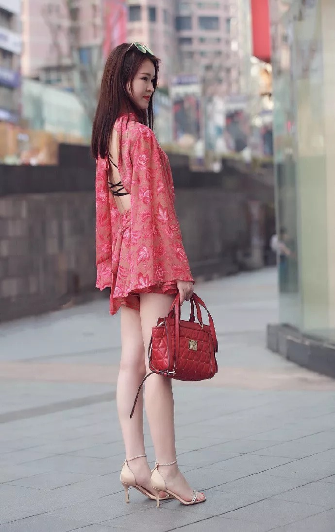 街拍:高跟鞋优雅时尚,穿搭出街散发出迷人气息