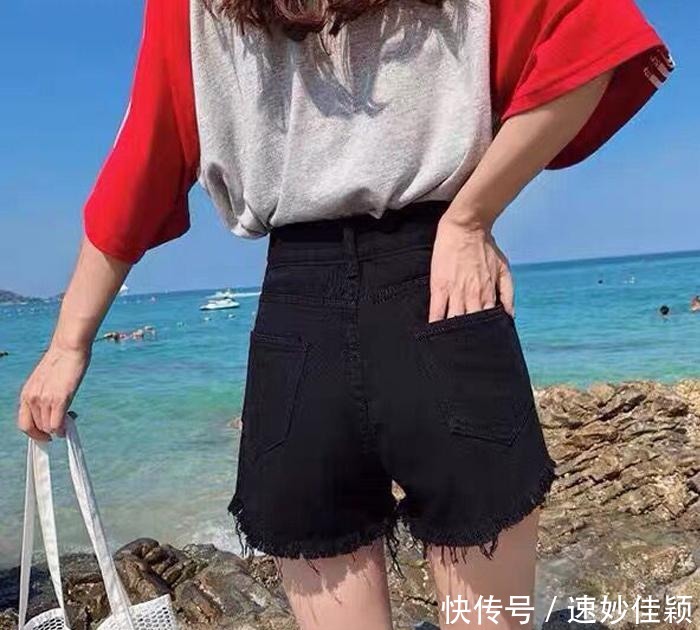 牛仔短裤|老掉牙的休闲裤就别穿了,学我媳妇这样穿牛仔短裤,减龄又时尚