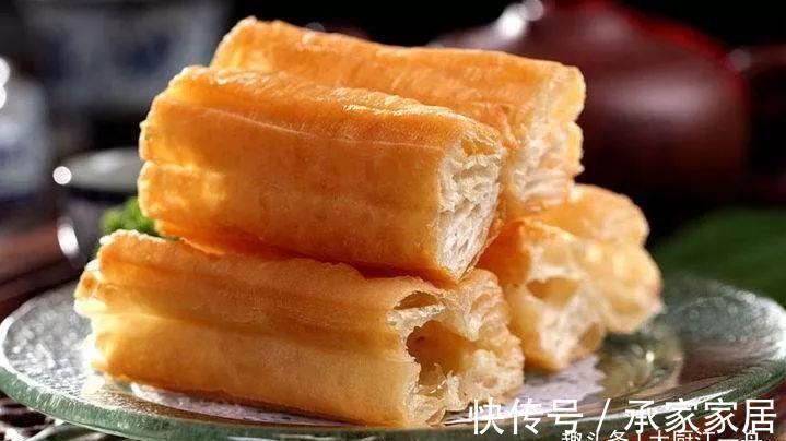 酥脆|炸油条用放酵母吗？教你正确做法，出锅金黄酥脆，凉了也不硬