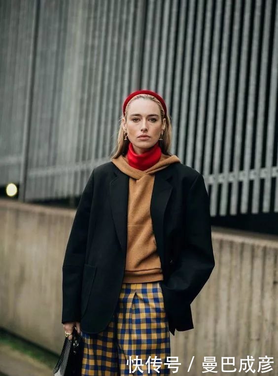 卫衣内搭的3种穿法!这么穿时髦又高级,稳赢!