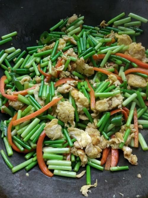 蒜苔和此物是绝配,每天炒一盘,排出毒素,软化血管,血管通畅了