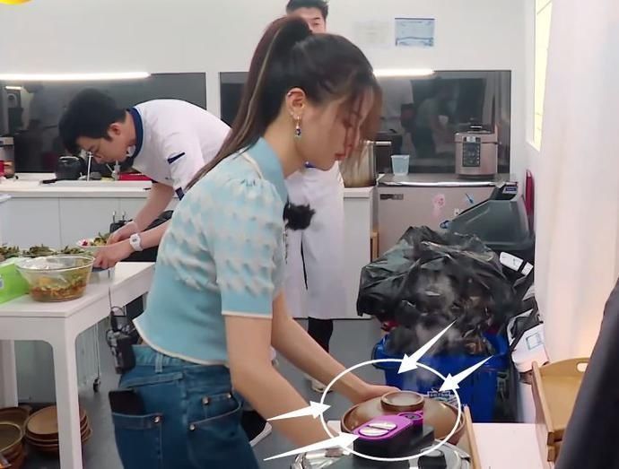 中餐厅|杨超越端起砂锅准备上菜,刘宇宁发现却立马阻止,随后做法太圈粉