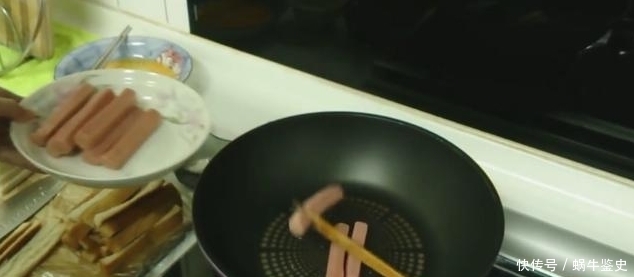 简单|早餐还是豆浆油条包子?教你一招做香肠卷,简单快捷又好吃!