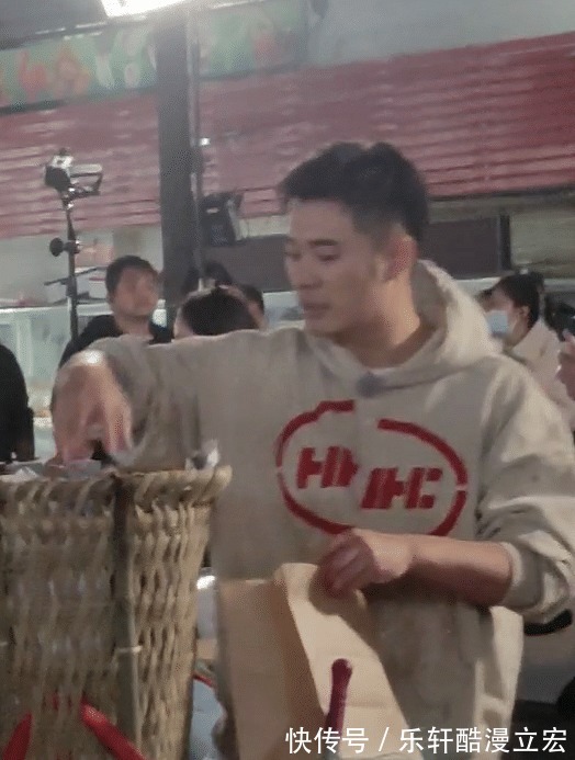 佟丽娅黄渤陈赫等菜市场录节目,丫丫化身“水果西施”真人超美