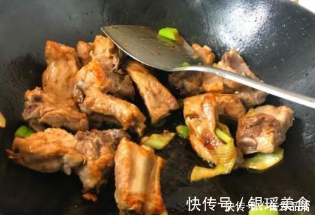 炖排骨时，别直接焯水，多加1个步骤，排骨肉嫩且多汁，不柴不腥