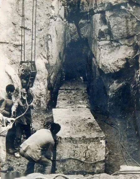 答案|盗墓贼未动塞石,龟山2号墓为何空空如也?专家:答案就在塞石上