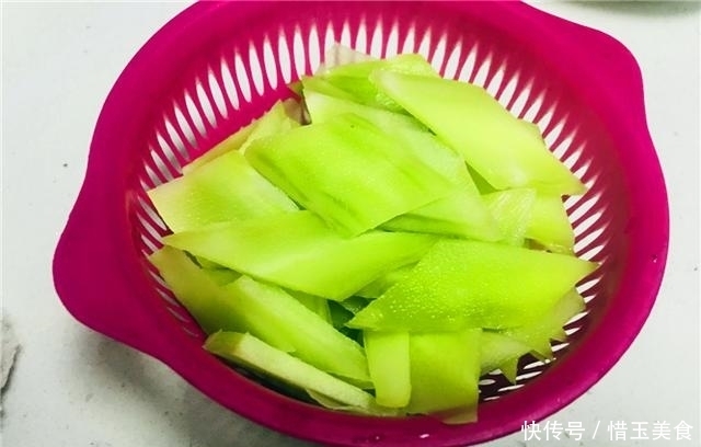  油腻|油腻吃多了，赶紧来一盘清爽的素炒莴笋，好看又好吃！