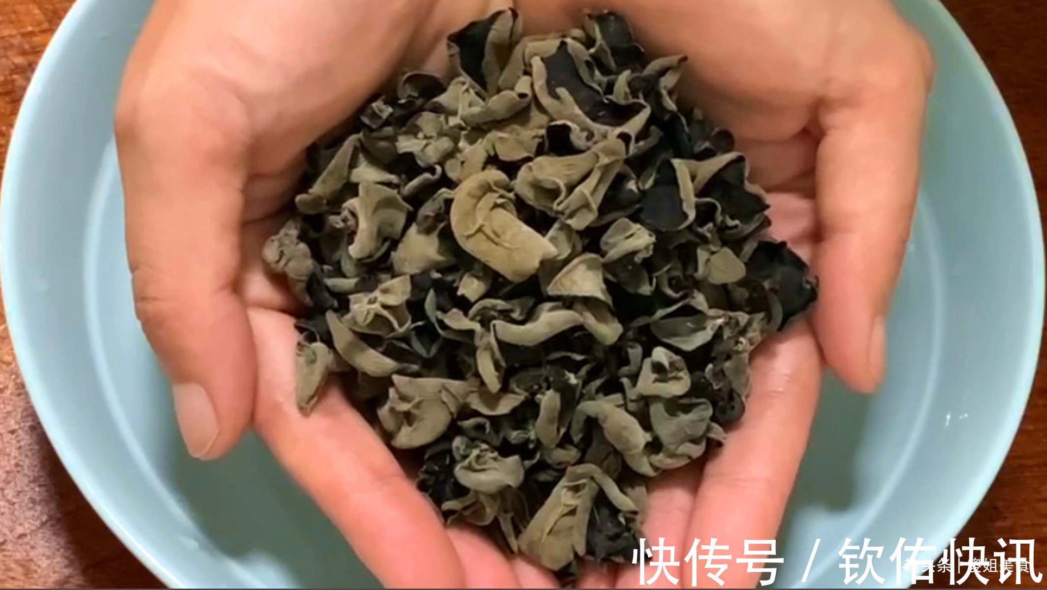 木耳万不可用清水洗,等于吃虫卵,教你1个妙招,脏东西全跑光