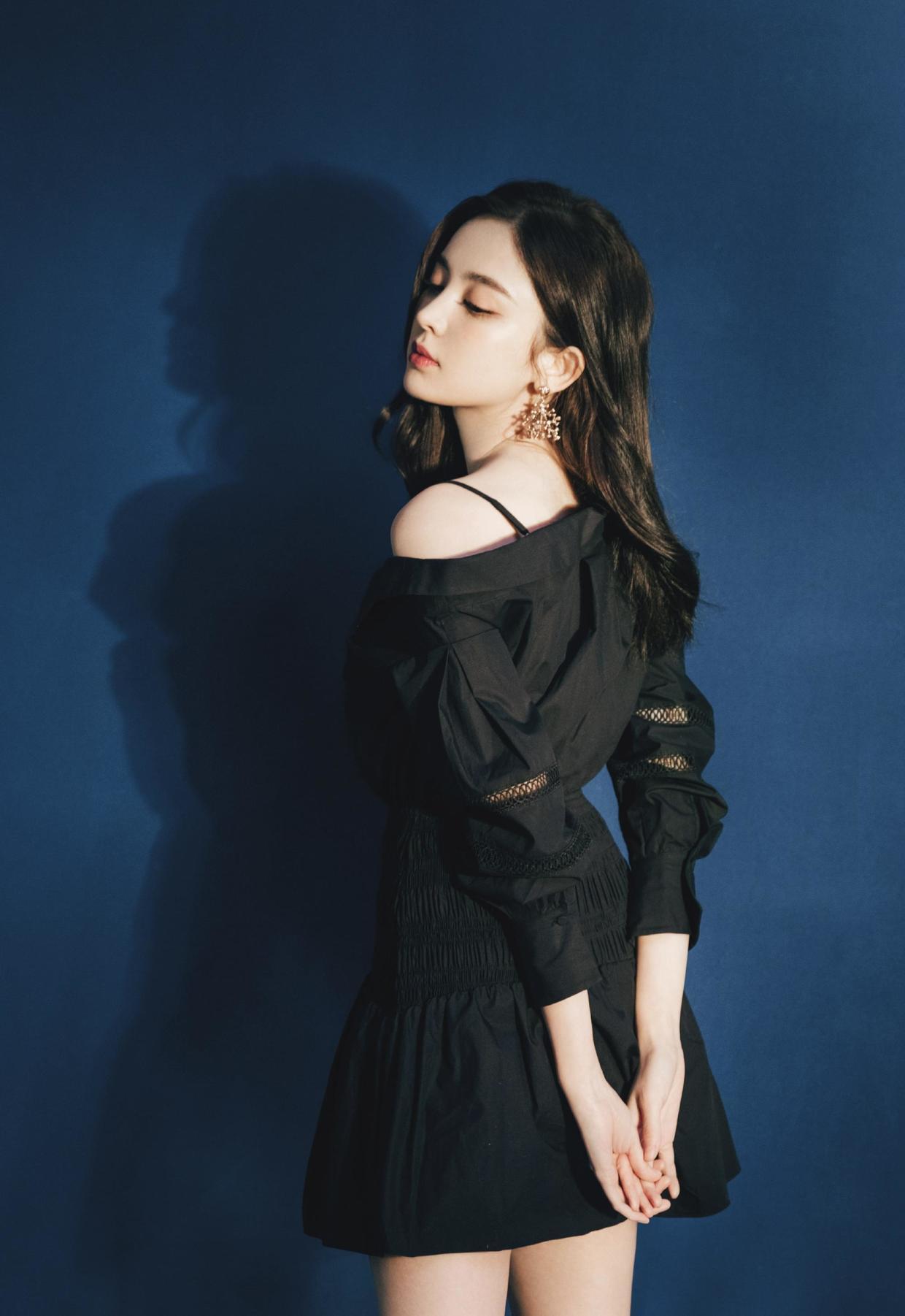 贵妇范|伏明霞“阿姨辈”最有贵妇范的,穿拼接连衣裙出席活动,高贵优雅